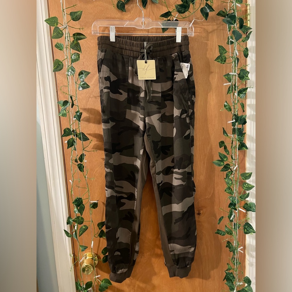 NWT Adorable Dress Forum Camo Fashion Jogger Size Small